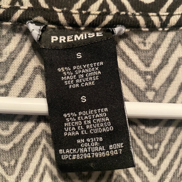 Medium Length Sleeved Top - Picture 2 of 2